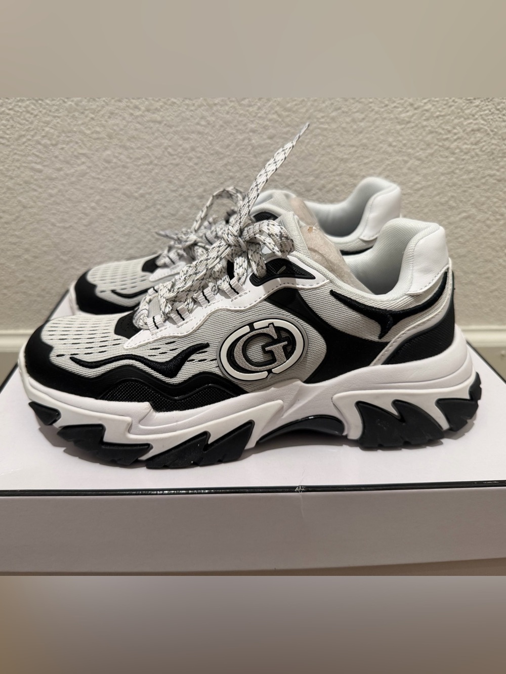“New” Guess NENNZO Chunky Black & White Logo Sneakers size6